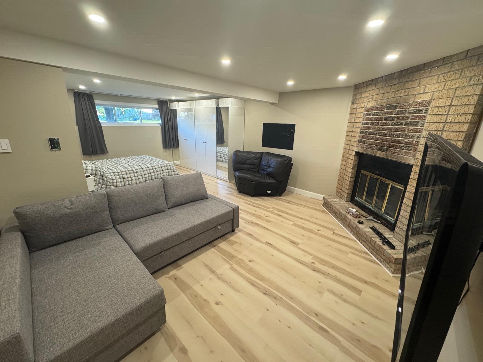 Kirkland basement suite rent ideal female student John Abbott — photo 3