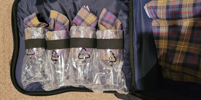 Picnic Backpack with cups, utensils (no plates) in Other in Oakville / Halton Region - Image 4