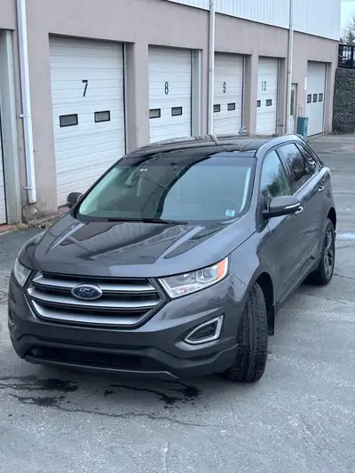 This grey 2018 Ford Edge SEL is a versatile and stylish SUV. It offers a blend of comfort and functi...