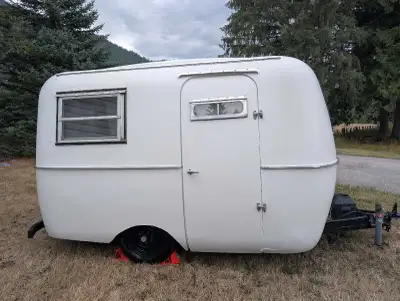 1980 Boler. Comes with stabilizers, extension cord for 120v, wheel chocks, hitch lock, and battery....