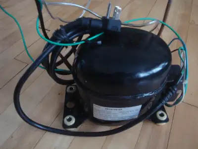 Compresseur d'air Model Eti-1000 110 Volts 4.8 A En excellente condition Silencieux et ne prend que...