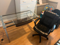 Bureau en vitre et chaise à vendre