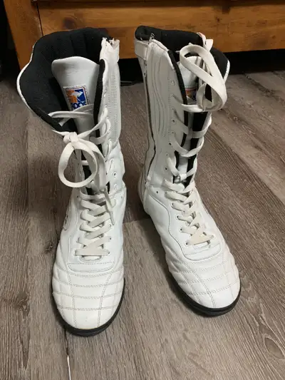 Women’s original , one of a kind., white leather Roos in excellent condition . Size 9 has side zippe...