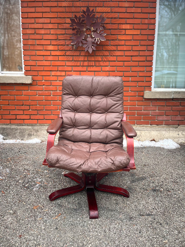 Fauteuil vintage scandinave en cuir MCM Swivel lounge chair dans Chaises, Fauteuils inclinables  à Ville de Montréal - Image 4