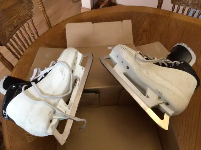 Senior CCM Goalie Skates Model 550 Size 8.5? in Hockey in Windsor Region - Image 7