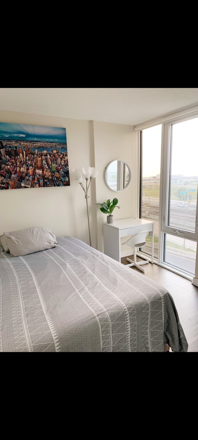 Room for rent in Oakville in a Condo Room Rentals & Roommates