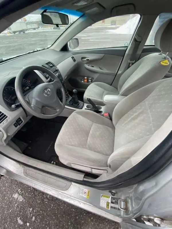 2010 Corolla le in Cars & Trucks in Barrie - Image 6