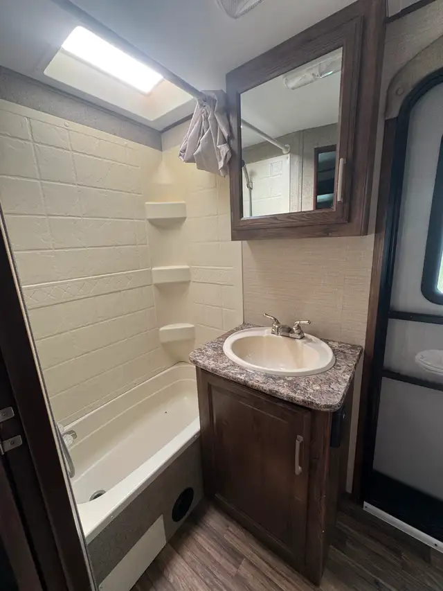 2017 Keystone Cougar Travel Trailer in Travel Trailers & Campers in Nelson - Image 8