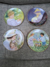 Vintage Collectors Plate Set