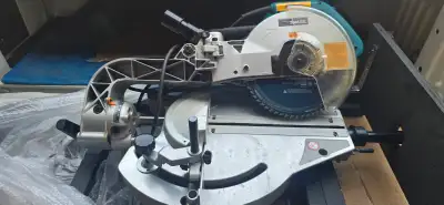 Makita Model #LS1013 10” Dual Sliding Compound Mitre Saw Works greate, in very good condition