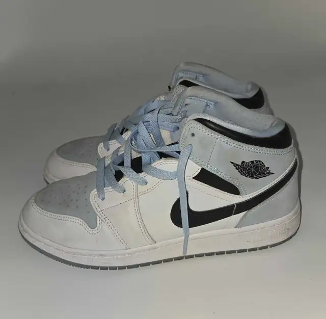 Air Jordan 1 Mid in Men's Shoes in City of Toronto - Image 3