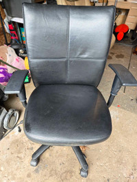 Black leather office chair. no  ripped . Asking $15 . Pickup in 
