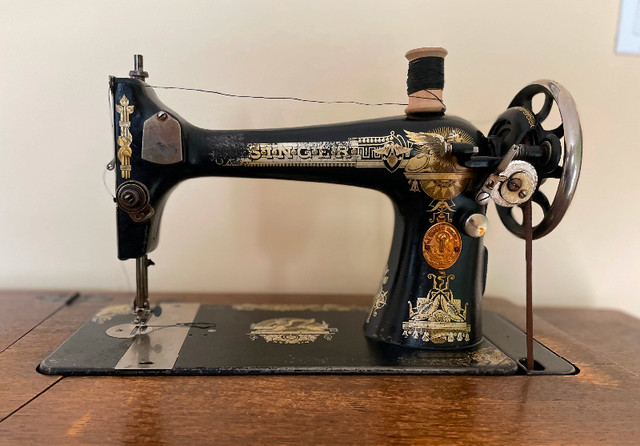 1924 Singer Sewing Machine in Arts & Collectibles in Red Deer - Image 2