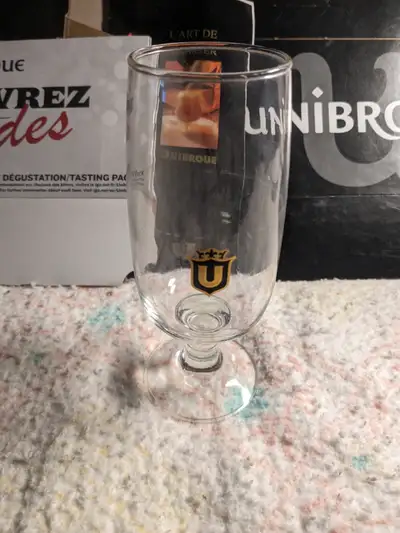 Verre U D Unibroue Logo impeccable- Text or call 450-369-0238