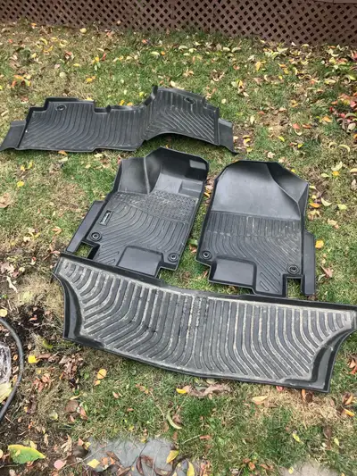 Tapis de marque Findway qui sont exactement pareil au weathertech donc moulé pour le véhicule. Ces t...