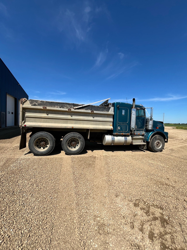 1996 Kenworth T800 gravel truck in Heavy Trucks in Edmonton - Image 2