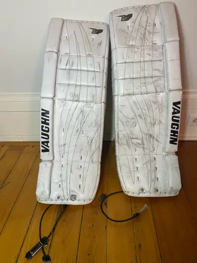 Vaughn Velocity 30 +2” Intermediate Goalie pads.