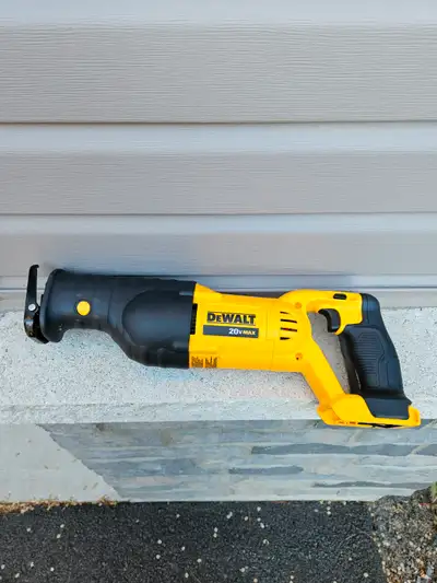Scie alternative sans fil au lithium-ion à vitesse variable 20 V max Dewalt DCS380. Utilisée 1 seule...