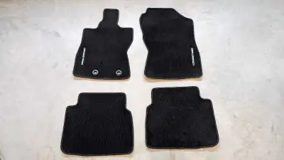 Tapis (4) en tissus jamais utilisé pour Subaru Crosstrek 2024 et plus