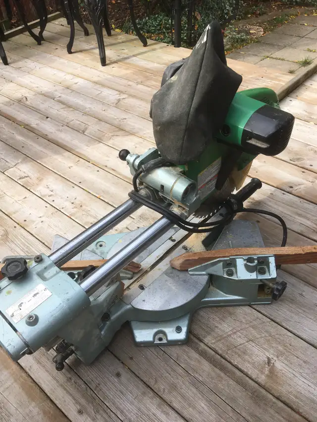 HITACHI 10 INCH SLIDING MITER SAW in Power Tools in Oakville / Halton Region - Image 6