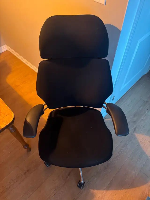 Humanscale Freedom Chair w/ Headrest – Ergonomic Office Chair in Chairs & Recliners in City of Toronto - Image 3
