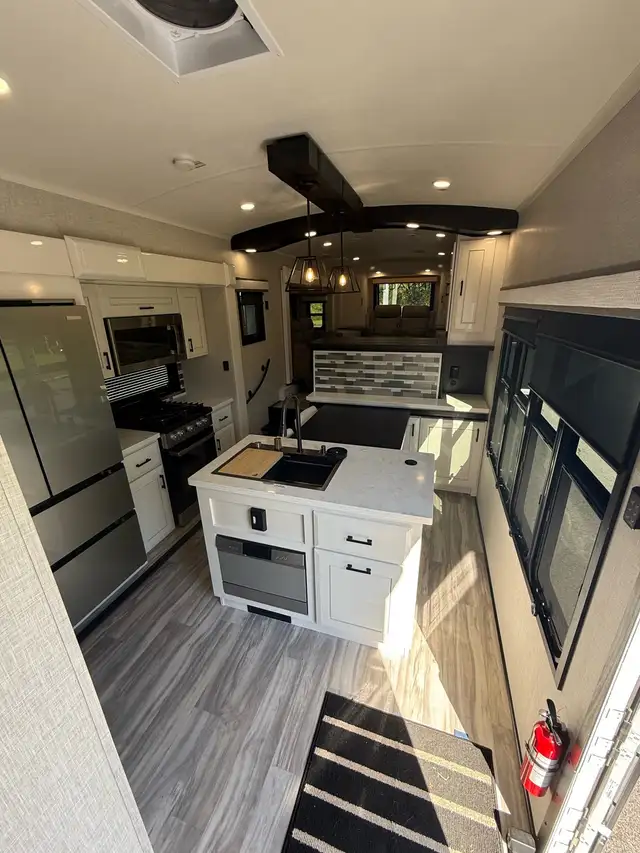 Fifth wheel pinnacle 2025 in RVs & Motorhomes in Longueuil / South Shore - Image 4