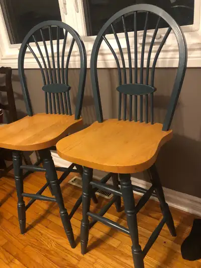 2 swivel chairs stools In great condition