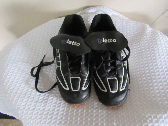 Eletto indoor soccer shoes Ladies size 8 or guys size 6 in Soccer in Edmonton - Image 3