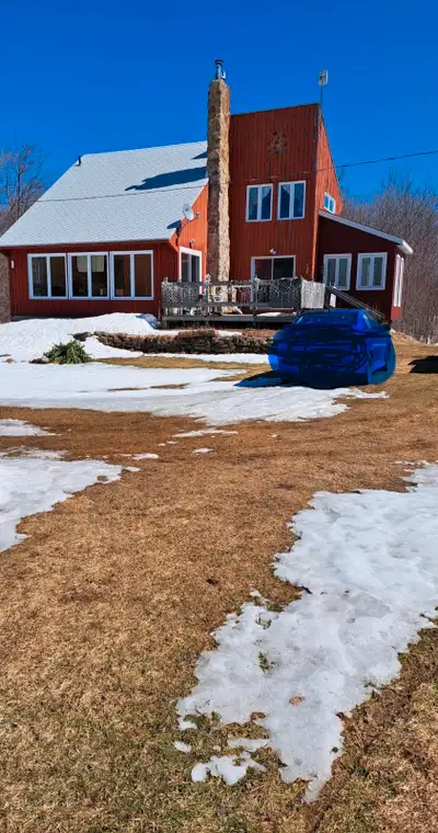 Grande maison de campagne, bien éclairée, grand terrain, garage détaché et remises. https://dupropri...