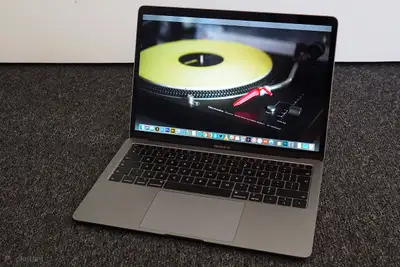 Macbook Pro (2017) Touchbar 13" i7, View more