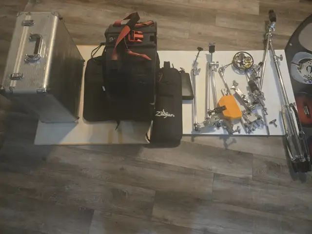 Pearl drum set for sale--- lots of extra parts in Drums & Percussion in Kawartha Lakes - Image 5