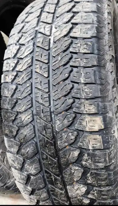 Pneu Bridgestone Dueler A/T RH-S 275/60R20 valeur de 1700$ État des pneus 9/32 . Pneu Tout Terrain N...