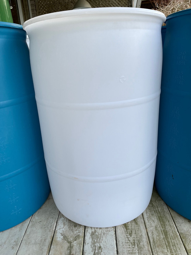 55 gallons plastic barrels top closed  in Outdoor Tools & Storage in Kitchener / Waterloo - Image 4