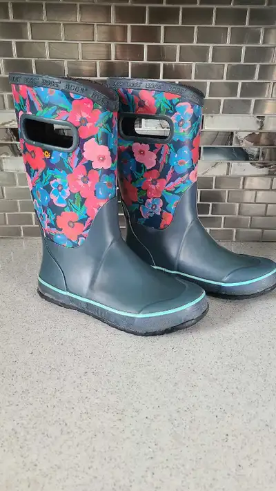 BOGS rain boots size 3 / bottes de pluie grandeur 3, View more