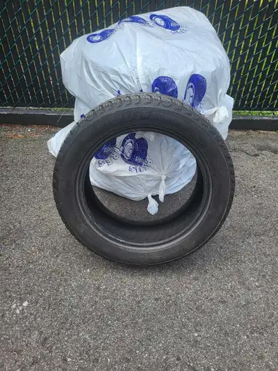 Pneus d'hiver Michelin 215/55 R17 avec une unsure d'environ 21000km.