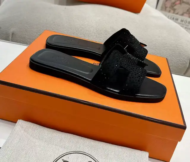 Hermes sandals in Women's - Shoes in Calgary - Image 4