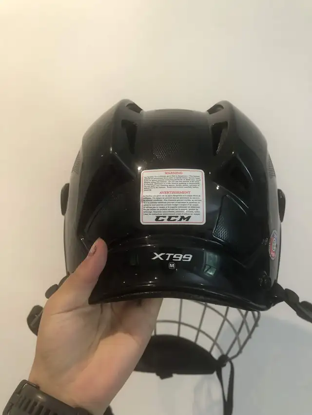 Kids ice skating helmet (CCM) - 20$ in Hockey in Oakville / Halton Region - Image 3