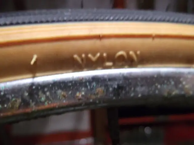 Bicycle Bicyclette Vélo Siège Pneu Roue Tire Stand in Cruiser, Commuter & Hybrid in Laval / North Shore - Image 7