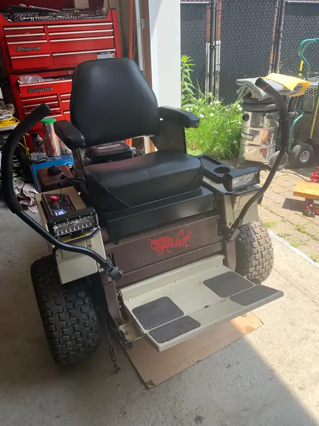 Tracteur à gazon in Lawnmowers & Leaf Blowers in Granby - Image 7