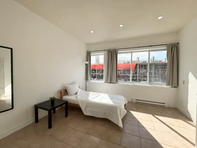 Grand 2 1/2 avec chambre fermée- tout inclus et meublé