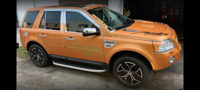 Customized Land Rover LR2 with 2k Rims