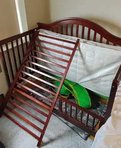 Lit bébé convertible + matelas+aquarium lumineux, View more