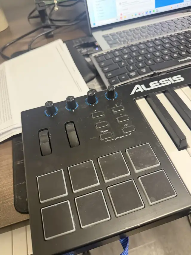 Alesis V49 Midi controller65702478292481121