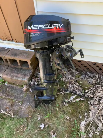 Bonjour, À vendre 2 moteurs de bateau : 1) Mercury 9.9hp 2 temps (800$) 2) Johnson 5.5hp 2 temps (40...