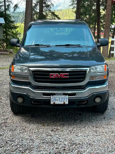 2004 GMC Duramax 2500HD, Diesel, 353,000kms new injectors @ 330,600kms, transmission flush & new fil...