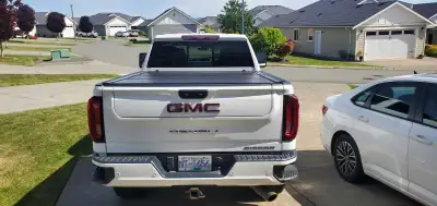 2020 Sierra Denali 4WD crew cab HD 2500 Denali 6.6 L V-8 gas 6 spd auto trans 78,000 km Denali ultim...
