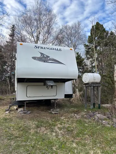 2011 Springdale fifth wheel ,29 feet long,has bunks and u shaped dinette, fifth wheel hitch included...