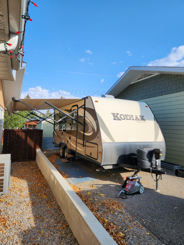 2015 Kodiak / Dutchmen 200QB Ultralight, Couples Trailer in Travel Trailers & Campers in Calgary