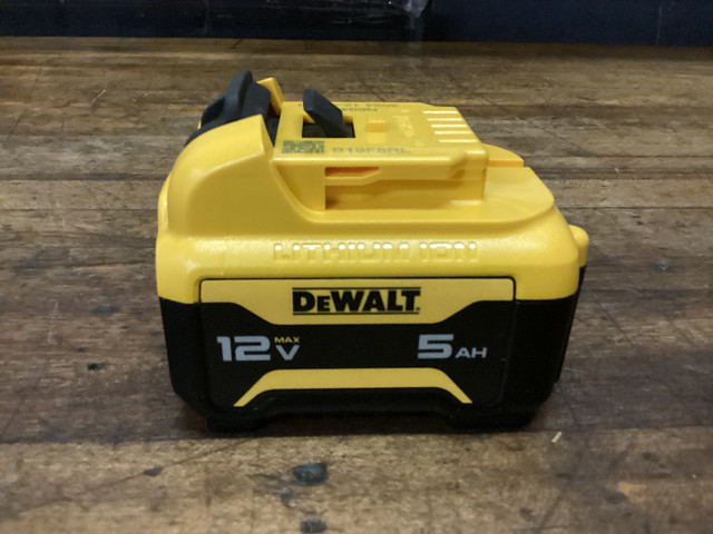 1 - DEWALT 12v MAX 5.0 AH LITHIUM ION BATTERY in Power Tools in Barrie - Image 2