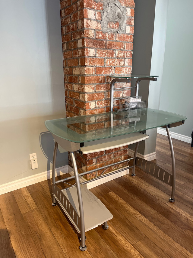 Bureau ordinateur en verre dans Bureaux  à Sherbrooke - Image 3